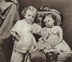 Lenin 4-vuotiaana ja hänen sisarensa Olga, Simbirsk, 1874 tekijältä Russian Photographer