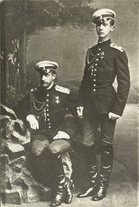 Les grands ducs Constantin Constantinovitch (1858-1915) et Dimitri Konstantinovitch (1860-1919) - Venäjän suurruhtinas Konstantin Konstantinovitš ja Venäjän suurherttua Dimitri Konstantinovitš, Anonyymi . Hopeagelatiinivalokuvaus, c. 1890. Venäjän valtion  tekijältä Russian Photographer