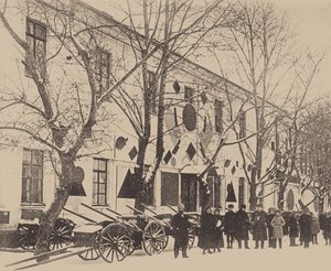 Malevitš ja taidekoulun oppilaat koristelemassa Valkoista kasarmia Vitebskissä, joulukuu 1919 (s/w-kuva) tekijältä Russian Photographer