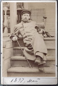 Anton Tšehovin muotokuva koiransa Hinan kanssa toukokuussa 1897 Melihovossa, Tšehovin kartanolla (albumikuva)