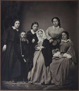 Muotokuva kirjailijasta ja leksikografista Vladimir Dahlista (Dal) (1801-1872) perheineen (hänen vaimonsa Ekaterina Lvovna Sokolova (1819-1872) ja tyttärensä), Anonymous. Albumin valokuva tekijältä Russian Photographer