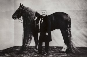 Venäläinen sirkusartisti Akim Nikitin hevosen kanssa tekijältä Russian Photographer