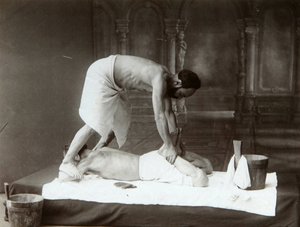 Itämainen kylpylä. Hieronta. Albumin Kuva: Dmitri Ivanovich Yermakov (1845-1916) tekijältä Russian Photographer