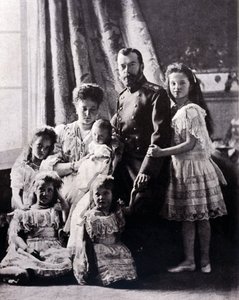 Tsaari Nikolai II:n (1868 - 1918) perhe. Vasemmalta oikealle: Suurherttuatar Tatiana syntynyt 11. kesäkuuta 1897; Suurherttuatar Mary syntynyt 27. kesäkuuta 1899; Suurherttuatar Alexis syntynyt 12. elokuuta 1904; Tee vaikutuksen Alexandra Feodorovna; Tsaar tekijältä Russian Photographer
