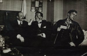 Vladimir Majakovski (oikealla) David Burlyukin (keskellä) ja Andrei Šemšurinin kanssa, 1914, Moskova tekijältä Russian Photographer