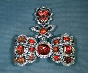 Pfisterer, 1764 (kulta, hopea, timantit ja spinellet) jousen rintaneula, jossa on loistavia hiottuja timantteja ja spinellejä tekijältä Russian School