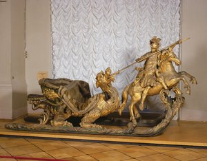 Karnevaalireki Pyhän Yrjön hahmolla (puu ja kultalehti) tekijältä Russian School