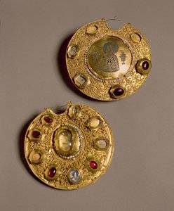 Kolt-medaljonki, Ryazan (kultaa helmillä, emalilla ja jalokivillä)