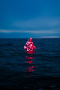 Punainen puku, sininen meri tekijältä Samantha Hearn