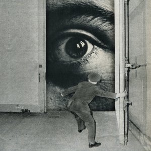 Surrealistinen katse oven takaa