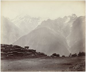 Näkymä Chinille Himalajan kanssa taustalla Panoraamanäkymä Chinissä (alkuperäinen nimi) tekijältä Samuel Bourne (attributed to)