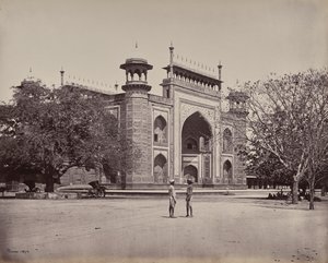Agra. Taj Mahalia ympäröivien puutarhojen portti tekijältä Samuel Bourne