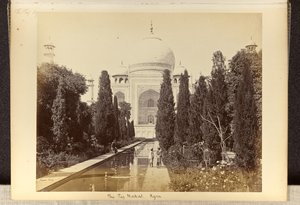 Agra: Taj Mahal suihkulähteeltä nähtynä tekijältä Samuel Bourne