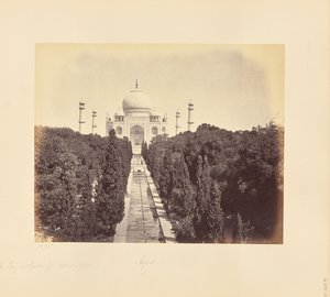 Agra: Taj Mahal ja puutarha sisäänkäyntiportilta nähtynä tekijältä Samuel Bourne