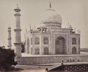 Agra. Näkymä Taj Mahalille sisäpihan kulmasta tekijältä Samuel Bourne