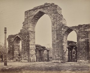 Delhi. Suuri porttikaari ja rautapylväs lähellä Qutb Minaria, Vanhan Delhin raunio tekijältä Samuel Bourne