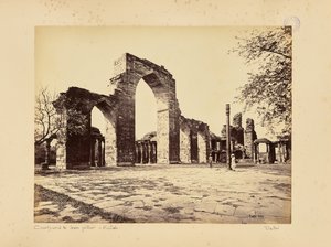 Delhi; Qutb Minar, yleisnäkymä kaarista tekijältä Samuel Bourne