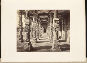Delhi; Kutub Minar, itäisen pylväskäytävän sisäkuva tekijältä Samuel Bourne