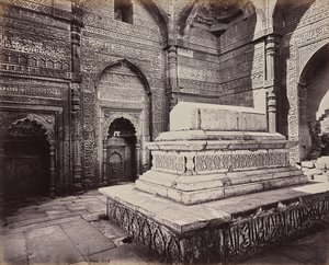 Delhi. Vanhan Delhin raunioissa sijaitseva Kootub Minarin rakentajan, keisari Shums-ood-deen Allomshin hauta tekijältä Samuel Bourne
