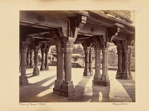 Fatehpur Sikri; veistettyjä pylväitä Panch Mahalissa tekijältä Samuel Bourne