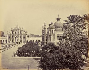 Lucknow; Hooseinabad Emambaran portti ja puutarha tekijältä Samuel Bourne
