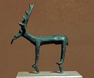 Nuraginen kulttuuri (nuraghi) Sardinia: Iglesias-hirven pronssinen patsas. 8.-7. vuosisadalla eKr. Cagliari, Kansallinen arkeologinen museo, Sardinia, Italia tekijältä Sardinia Nuragic Civilization