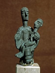 Nuraginen kulttuuri (nuraghi) Sardinia: Äitijumalattaren pronssinen patsas tukemassa kuollutta soturia. Urzuleista lähellä Nuoroa. 8.-7. vuosisadalla eKr. Cagliari, Kansallinen arkeologinen museo, Sardinia, Italia