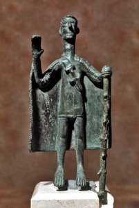 Nuragic kulttuuri (nuraghi) Sardinia: pronssinen patsas matkustajasta pitelemässä keppiä ja peitetty viittalla. 8.-7. vuosisadalla eKr. Cagliari, Kansallinen arkeologinen museo, Sardinia, Italia