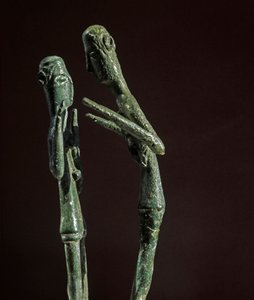 Nuragic kulttuuri (nuraghi) Sardinia: veistoksellinen ryhmä pronssisia painijia. 8.-7. vuosisadalla eKr. Cagliari, Kansallinen arkeologinen museo, Sardinia, Italia tekijältä Sardinia Nuragic Civilization