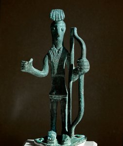 Nuraginen kulttuuri (nuraghi) Sardinia: Soturin patsas, joka vetää jousia (keihäs puuttuu), pronssinen. 8.-7. vuosisadalla eKr. Cagliari, Kansallinen arkeologinen museo, Sardinia, Italia tekijältä Sardinia Nuragic Civilization