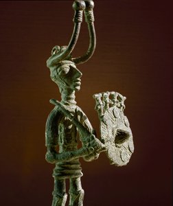 Nuraginen kulttuuri (nuraghi) Sardinia: soturin patsas kilvellä ja pronssimekalla. 8.-7. vuosisadalla eKr. Cagliari, Kansallinen arkeologinen museo, Sardinia, Italia