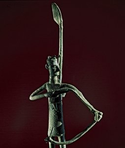 Nuraginen kulttuuri (nuraghi) Sardinia: Soturin patsas vetää pronssista jouset. 8.-7. vuosisadalla eKr. Cagliari, Kansallinen arkeologinen museo, Sardinia, Italia tekijältä Sardinia Nuragic Civilization