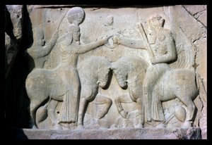 Reliefi, joka kuvaa Sassanian valtakunnan perustajan kuningas Ardashir I:n (n. 210-241) invituuria muinaisessa Persiassa (kalkkikivi) tekijältä Sasanian