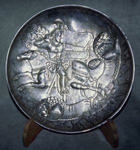 Astia, joka kuvaa kuningas Ardashir II:ta (r.379-86), Sarista, Mazandaranista, n. AD 380 (tahdettu ja leikattu hopea)