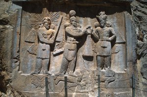 Kuningas Ardeshir II:n (379-383) luolien ulkopuolinen reliefi Taq-e Bostanin Sassanian luolista