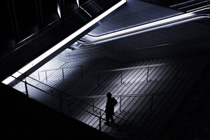 Yksinäisen hahmon varjot