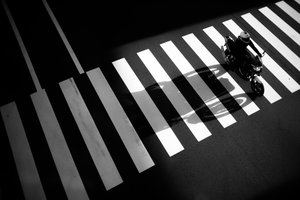 Moottoripyörä suojatiellä tekijältä Satoshi Hata