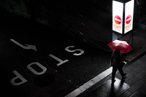 Punaisen sateenvarjon yökävely tekijältä Satoshi Hata