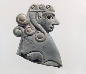 Huonekalulaatta: Naarassfinksi Hathor-tyylisillä kiharoilla, noin 1700-luvulla eKr. (virtahevon norsunluu) tekijältä School Anatolian