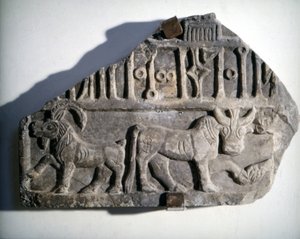 Etelä-Arabian taide: bareljeef, jossa on eläimiä kuvaava käsikirjoitus. Museo Nazionale Romano, Rooma.