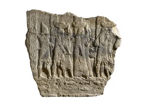 Fragmentti assyrialaisesta helpotuksesta, jossa sotilaat saattoivat saalista ja vankeja Babylonista (marmori)