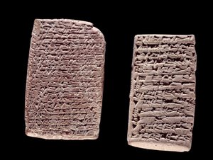 Mesopotamia: Assyrialaiset taulut (vasemmalla) kauppasopimuksesta (1800- tai 1700-luku eKr.) ja Babylonian taulut (oikealla) talon myyntisopimuksesta (1900-1600-luvulla eKr.), joihin on kaiverrettu nuolenpääkirjoitus. Pariisi, Brieux Collection