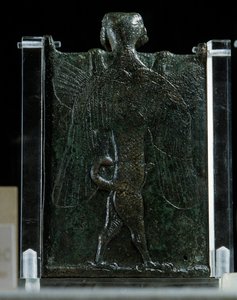Itämainen taide, Assyria (Mesopotamia): manaamista edustava kirjanen (pronssi, selkä), antiikki. Pariisi, Musee du Louvre