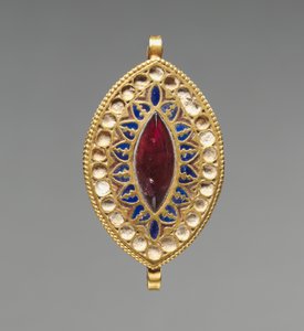 Mantelin muotoinen riipus, 400-600 (kulta, lapis lazuli, granaatti ja lasi)