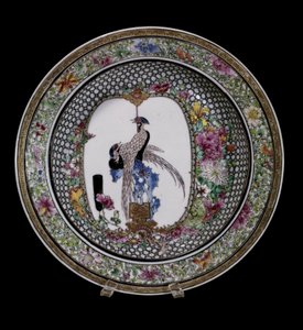 Kiinalainen taide: vaaleanpunaisen perheen keraaminen lautanen, joka on koristeltu linnuilla ja kukilla. Qianlong Reg (1736-1795). Pariisi, Musee Guimet, Musee national des Arts Asians. tekijältä School Chinese