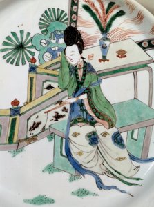 Kiinalainen taide: nainen rewers penkillä. Maalaus posliinille 1700-luvulta. Pariisi, Guimetin museo, Aasian taiteen kansallinen museo tekijältä School Chinese