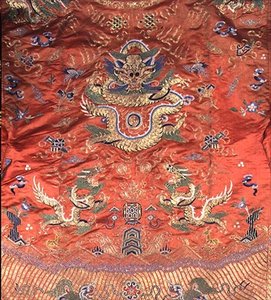 Kiinalainen lohikäärmeviitta (kirjailtu terrakottasilkki) tekijältä School Chinese