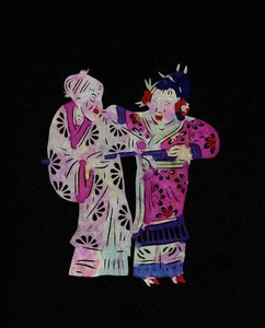 Pariskunta, jossa on vanha nainen ja nuori tyttö. Maalattu paperileikkaus eli "Jian Zhi", kiinalaista kansantaidetta, Pekin. tekijältä School Chinese