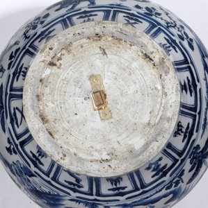 Yksityiskohta poikkeuksellisen harvinaisesta ja tärkeästä sinivalkoisesta purkista, Guan Yuan -dynastia, 1300-luvun puoliväli (keraaminen) (katso myös 469089-469093) tekijältä School Chinese