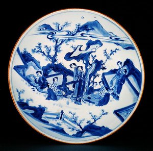 Aluslasituksen siniseksi maalattu astia, jossa on naisten hahmoja, siirtymäkausi, n. 1640 (posliini) tekijältä School Chinese